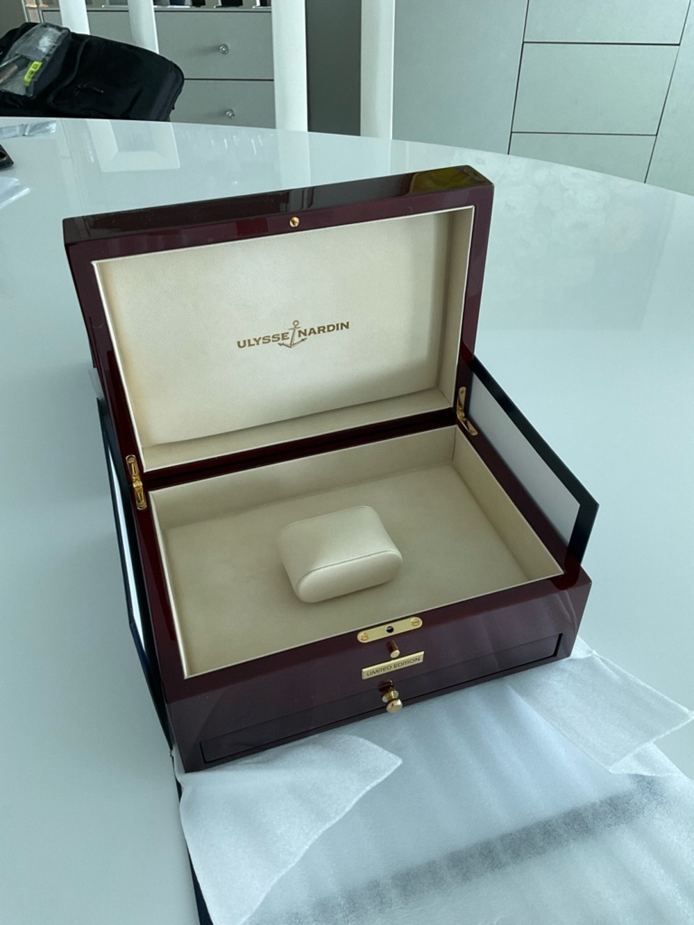 Ulysse Nardin wood lacquer padded watch/ jewelry box.Mint condition - Picture 3 of 6